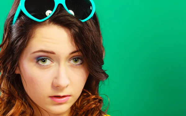 Girl in green sunglasses posing — Stock Photo, Image