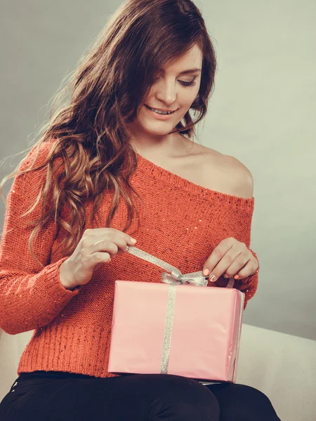 Chica regalo de apertura — Foto de Stock