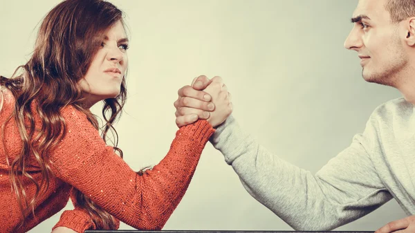 Arm wrestling challenge between young couple — Stock Photo, Image
