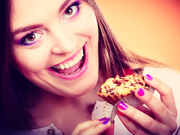 Donna sorridente che tiene la torta — Foto Stock