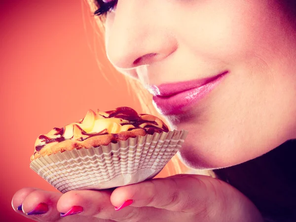 Vrouw met cake in de hand — Stockfoto