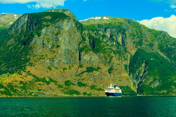 Turismo e viaggi. nave da crociera sul fiordo in Norvegia . — Foto Stock