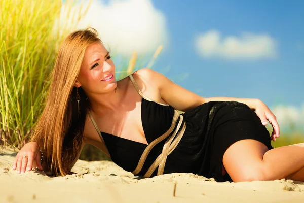 Frau sonnt sich am Strand. — Stockfoto