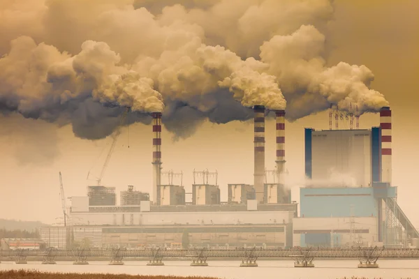 Humo de la chimenea de la central eléctrica o de la estación. Industria —  Fotos de Stock