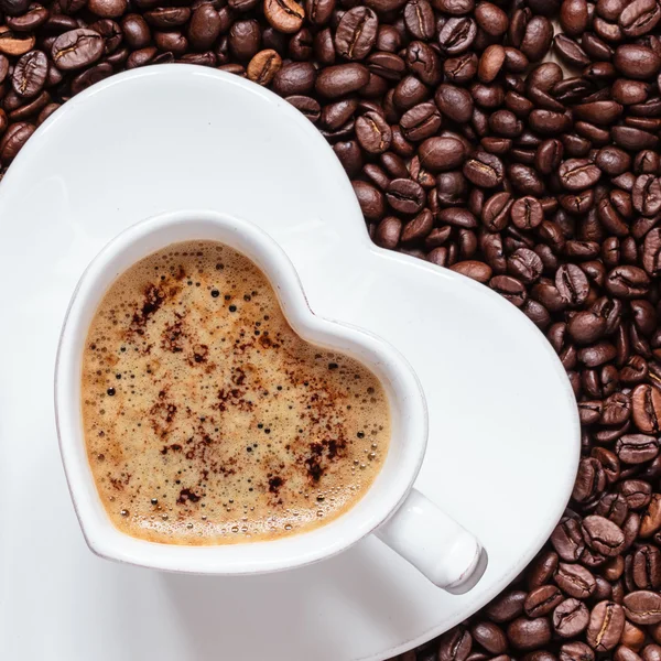 Taza de café blanco en forma de corazón con capuchino —  Fotos de Stock