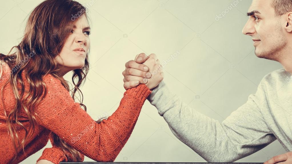 Défi de bras de fer entre les jeunes couples image libre de droit par