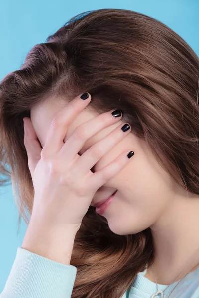 Teenage girl cover the face with hand. — Stock Photo, Image