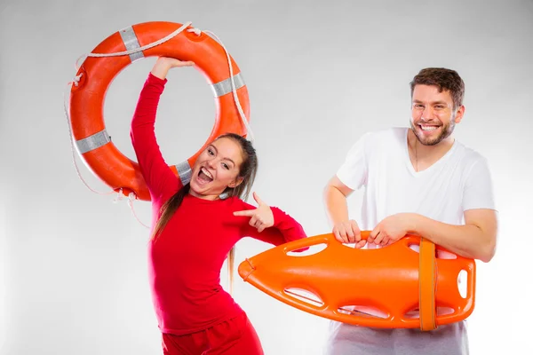 Badmeester paar met reddingsuitrusting — Stockfoto
