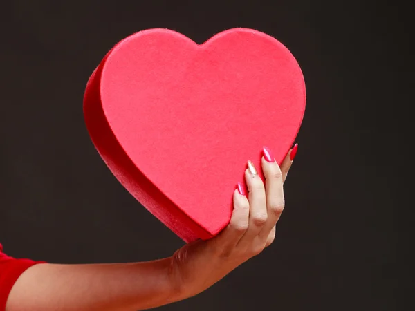 Mujer sosteniendo corazón en forma de caja — Foto de Stock