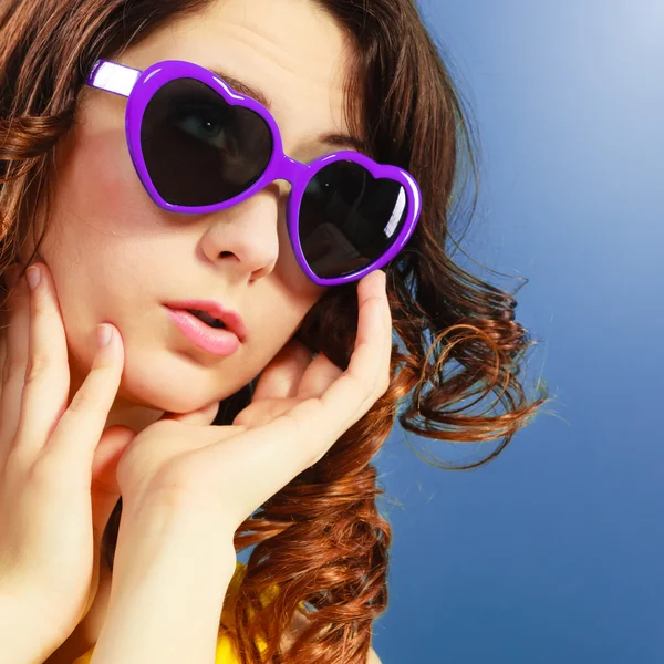 Menina em óculos de sol violeta — Fotografia de Stock