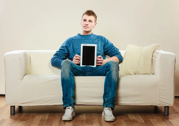 Mladý muž drží tabletu — Stock fotografie