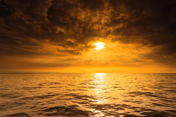 Hermoso paisaje marino en la noche al atardecer — Foto de Stock