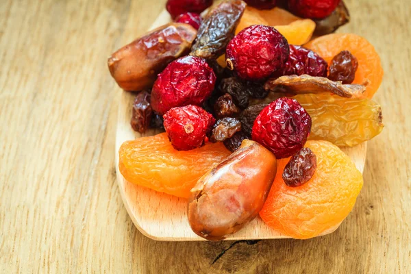 Frutas secas en cuchara de madera — Foto de Stock
