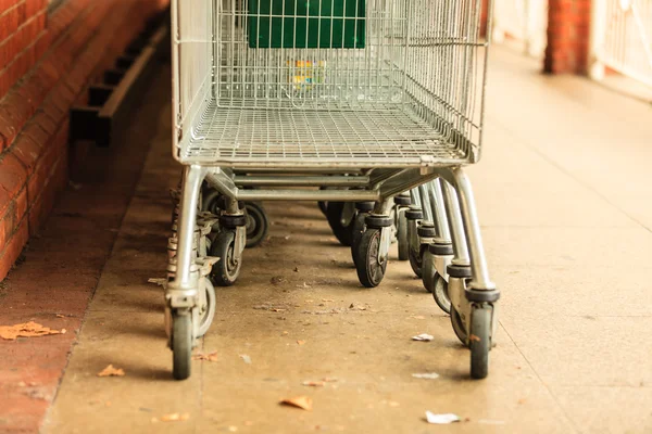 Rij van boodschappenwagentjes buiten — Stockfoto