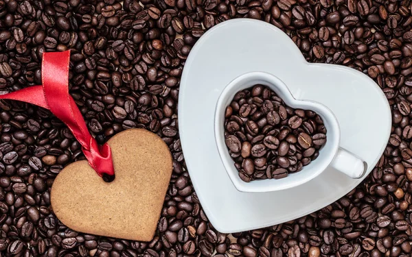 Herzförmige Tasse und Plätzchen — Stockfoto