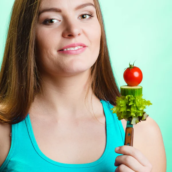 Mujer sosteniendo verduras — Foto de Stock