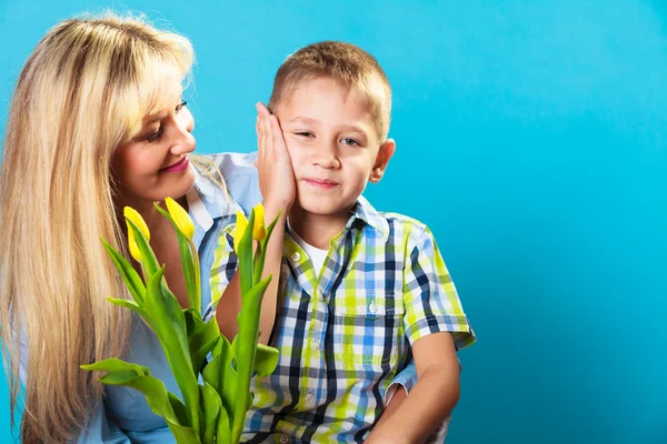 Child giving flowers  to mother — Stock Photo, Image