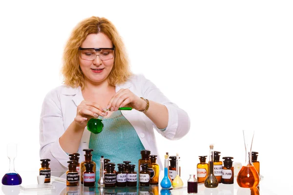 Chemiestudentin mit Testkolben. — Stockfoto