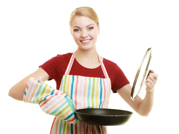 Huisvrouw bedrijf koekenpan — Stockfoto