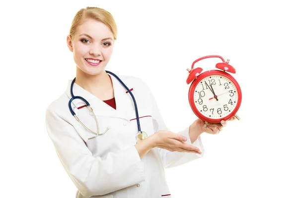Mulher médico segurando relógio — Fotografia de Stock