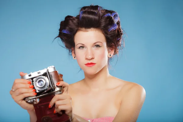 Menina tirando foto com câmera velha — Fotografia de Stock