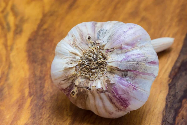 Aglio biologico su sfondo tavolo di legno — Foto Stock