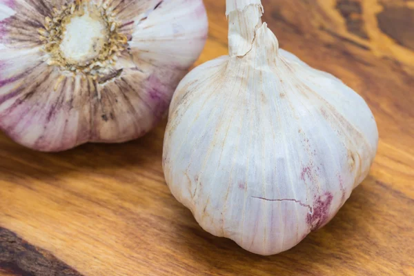 Aglio biologico su sfondo tavolo di legno — Foto Stock