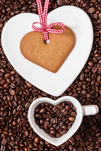 Hjärtformade cup och cookie — Stockfoto