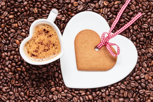 Чашка и печенье в форме сердца — стоковое фото