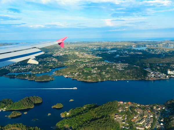 Uitzicht vanaf venster van vliegtuig vliegen over Noorwegen Scandinavië. — Stockfoto