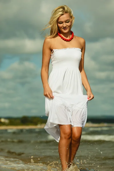Flicka i vit klänning kör — Stockfoto