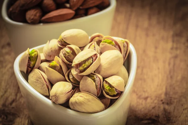 Semi di pistacchi tostati con guscio — Foto Stock