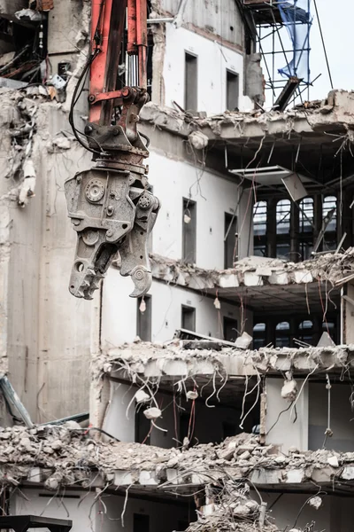 Démolition de bâtiments par des machines pour la construction neuve. — Photo