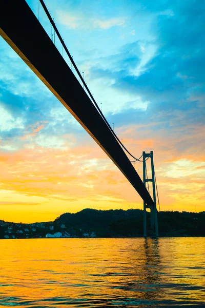 Asma köprü üzerinden günbatımı — Stok fotoğraf