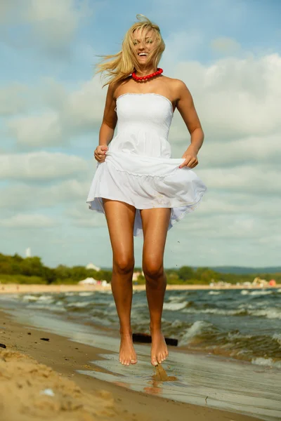 Girl  jumping on beach — Stock Photo, Image