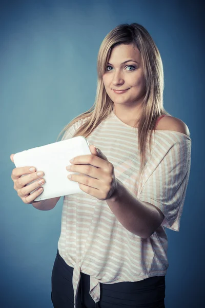 Ung kvinna med tablett på blå — Stockfoto