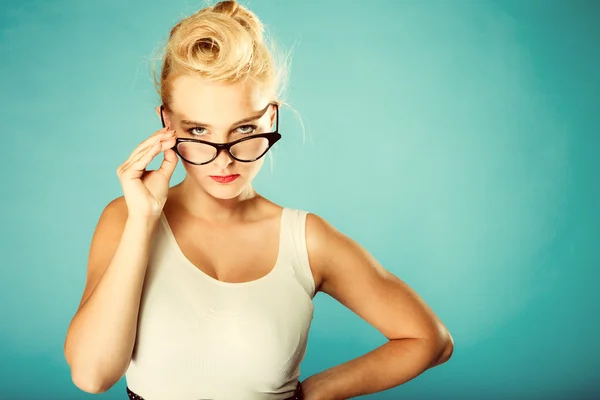 Retro pin up mujer con gafas . — Foto de Stock