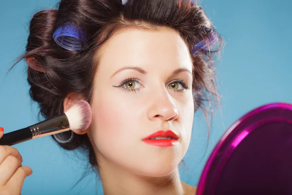 Woman applying rouge blush makeup — Stock Photo, Image