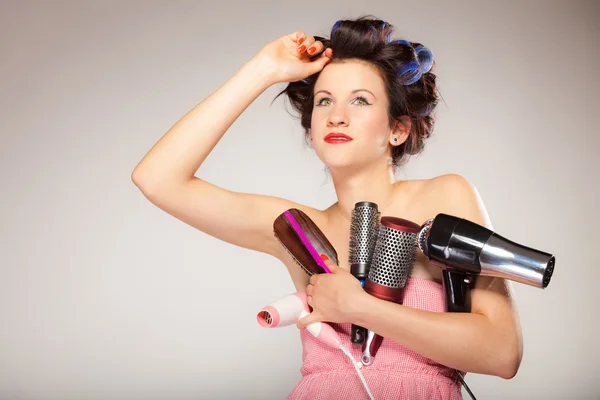 Engraçado menina styling cabelo detém muitos acessórios — Fotografia de Stock