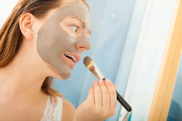 Mujer aplicando máscara facial de barro — Foto de Stock