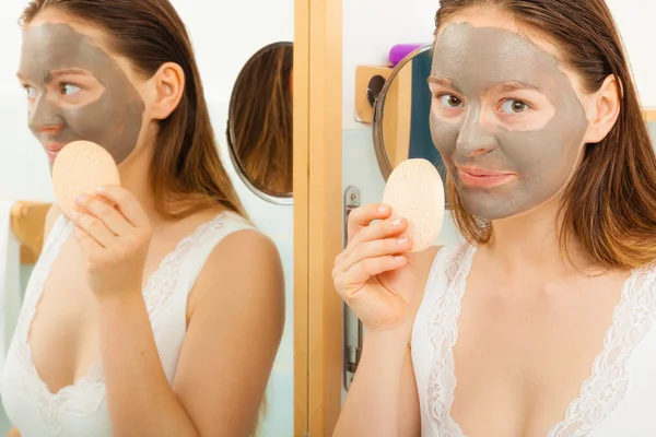 Woman with facial clay mask — Stock Photo, Image