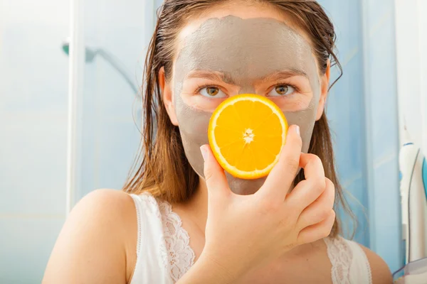 Mulher segurando fatia de laranja — Fotografia de Stock