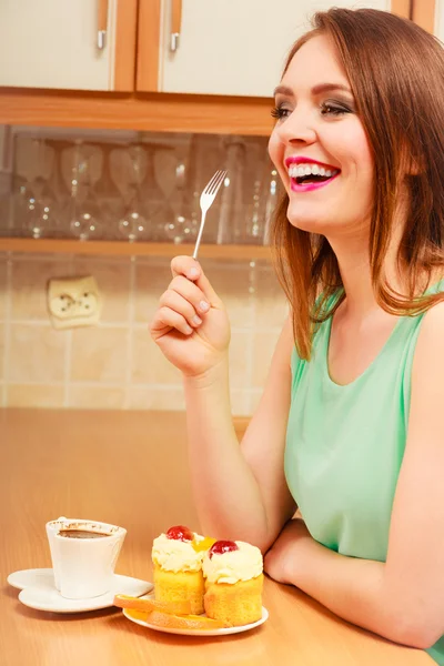 Woman  eating cream cake. — Stock Photo, Image