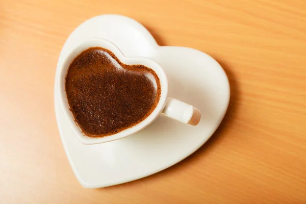 Kaffee in herzförmiger Tasse vorhanden. Koffeinenergie. — Stockfoto