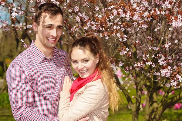 Couple amoureux marchant dans le parc au printemps ensoleillé — Photo