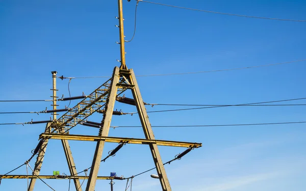 Alambre de línea aérea sobre vía férrea. Líneas eléctricas . —  Fotos de Stock