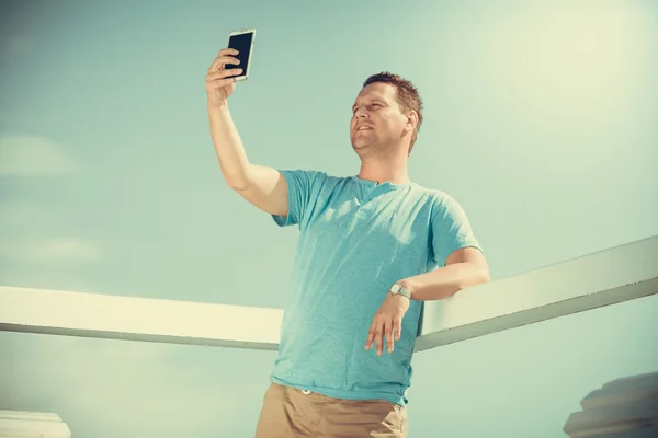 スマート フォンで selfie を取って桟橋で観光. — ストック写真