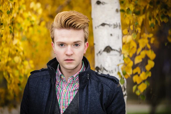 Uomo in camicia scozzese posa — Foto Stock