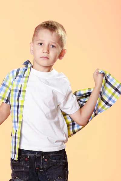 Child trying on shirt — Stock Photo, Image