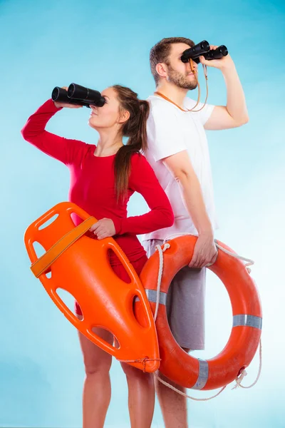 Strandwachten op plicht op zoek door middel van verrekijkers — Stockfoto